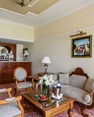 Queen Verenikis Suite